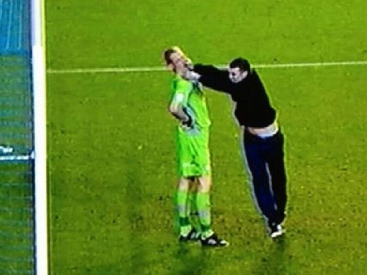 Leeds United fan attacks Chris Kirkland.jpg