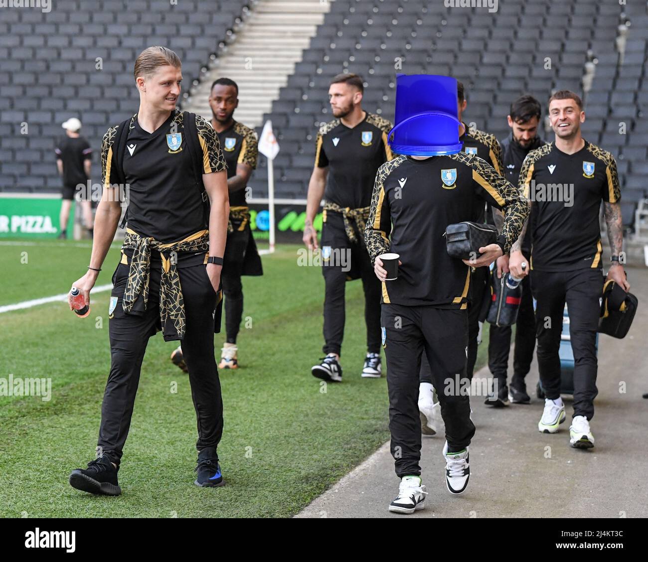 the-sheffield-wednesday-players-arrive-at-stadium-mk-for-their-game-against-milton-keynes-dons-2J4KT3C.jpg